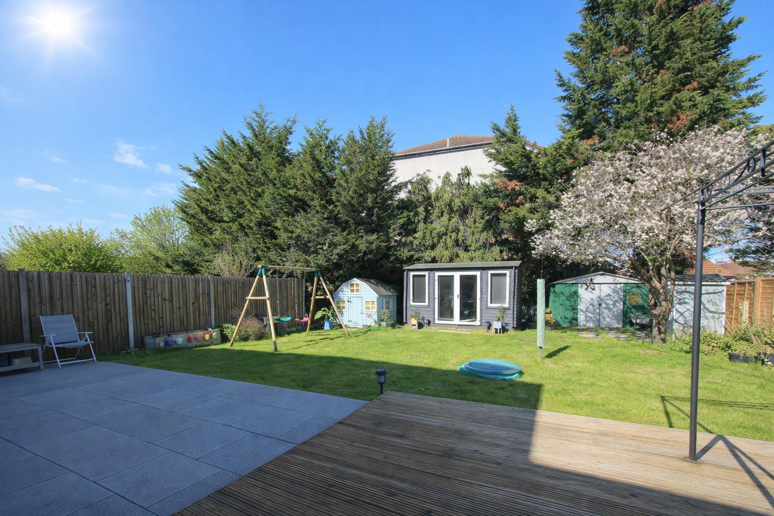 3 bed property in Furlong Close, Wallington